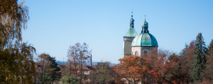 Pohled na kostel Nanebevzetí Panny Marie od sochy Karla Havlíčka Borovského